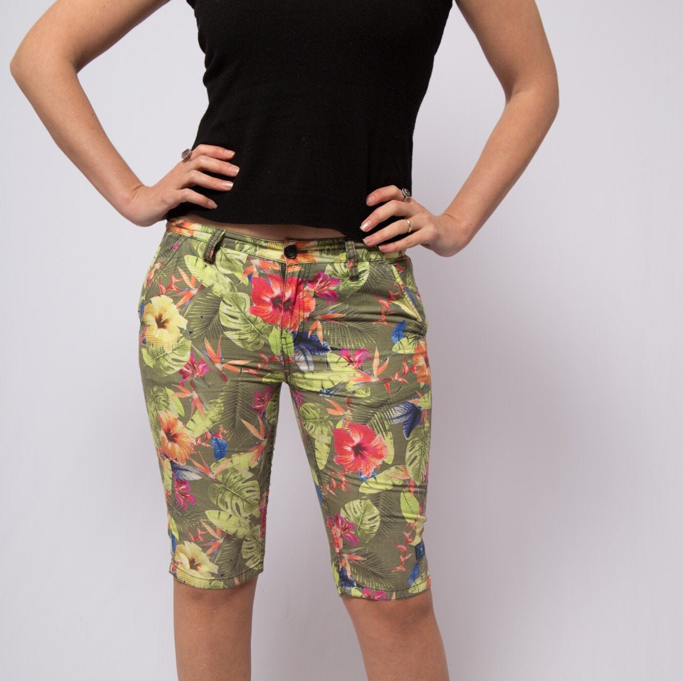 GUESS Low Waist Tropical Floral Shorts GUESS Low Waist Tropical Floral Shorts - Image 2
