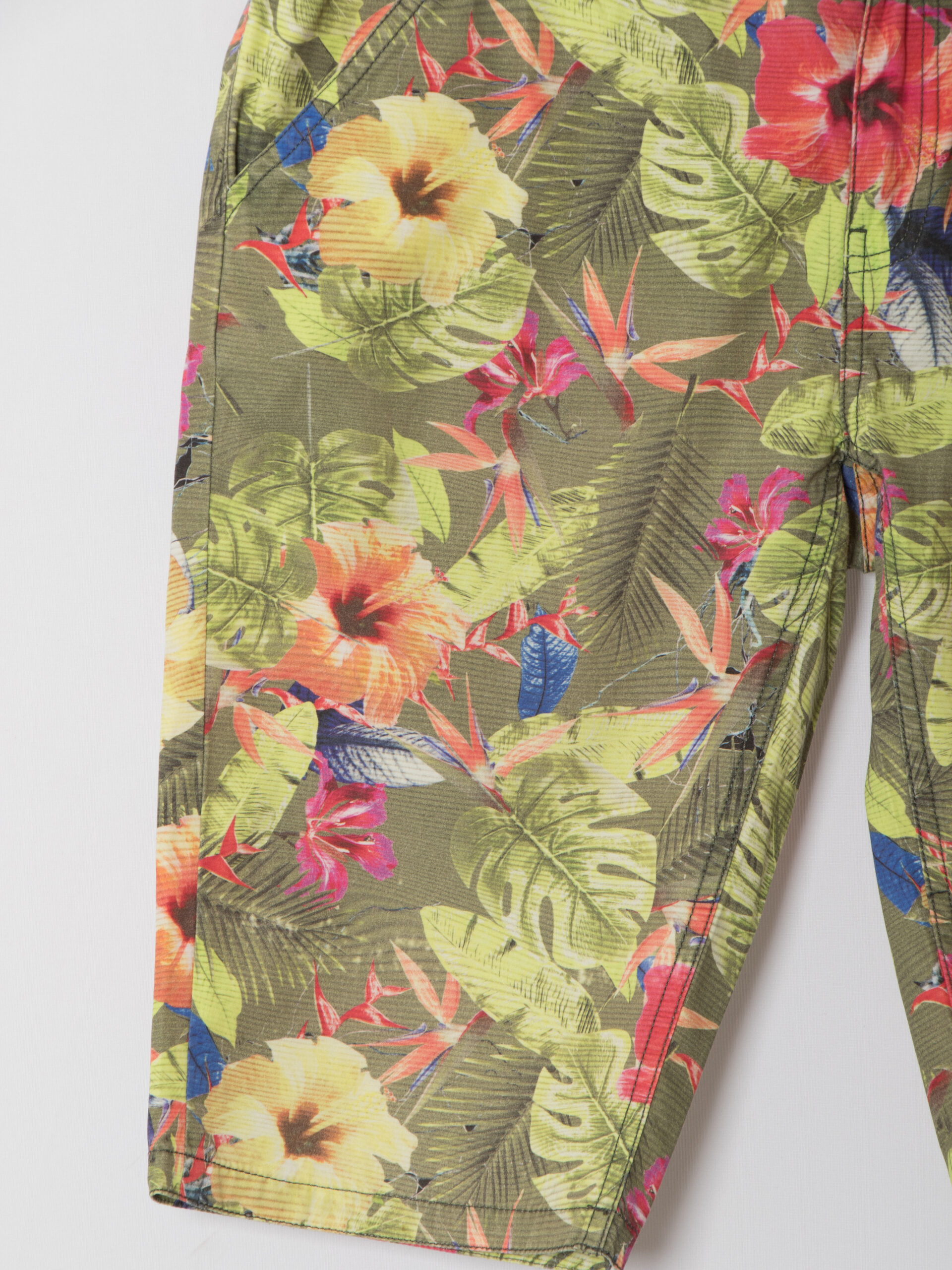 GUESS Low Waist Tropical Floral Shorts GUESS Low Waist Tropical Floral Shorts - Image 5
